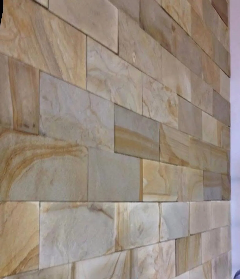 Mur habillé de plaquettes effet pierre aux veines beiges et ocre