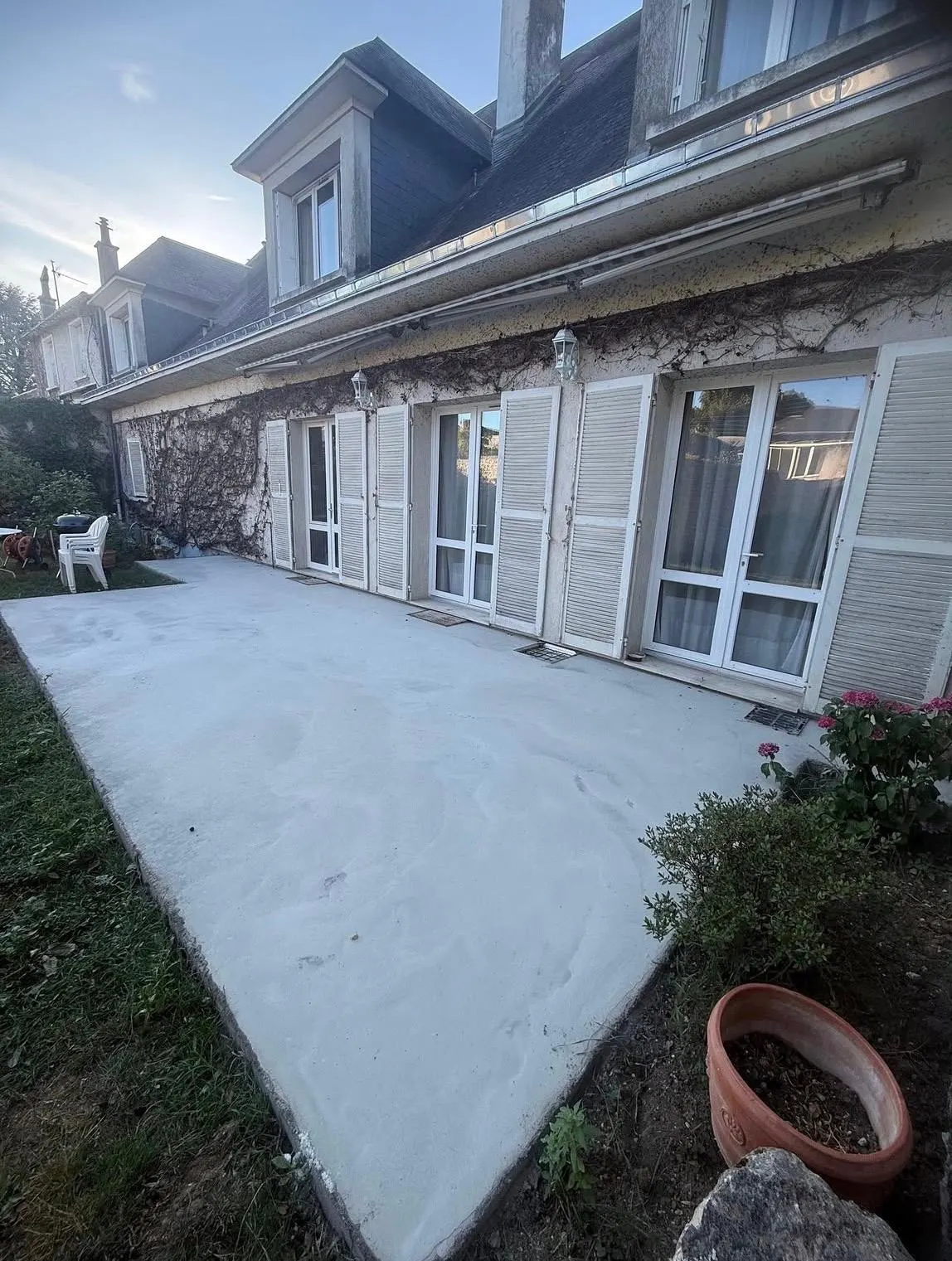 Chape tirée sur une grande terrasse, avant la pose des dalles
